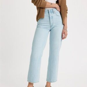 Pre- loved Levi’s Ribcage Ankle Straight Jeans in a Lighter Wash